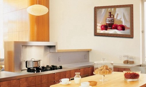 Картина с красными яблоками - привлекающее к себе яркое пятно в интерьере кухни.